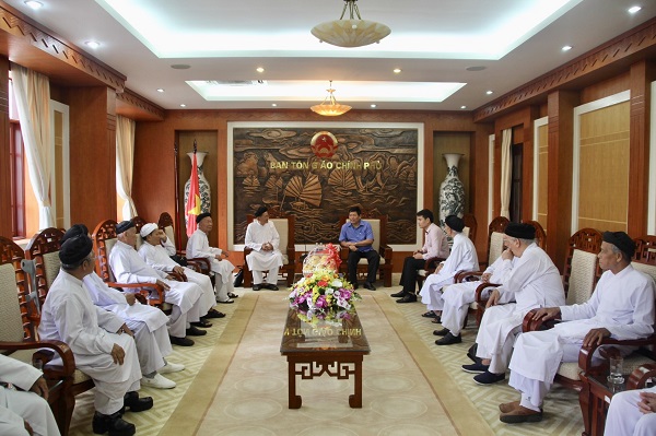 Lanh_dao_Ban_Ton_giao_Chinh_phu_tiep_doan_dai_bieu_Hoi_dong_Lien_giao_Cao_Dai_tham_du_Dai_hoi_Mat_tran_To_quoc_Viet_Nam_lan_thu_IX