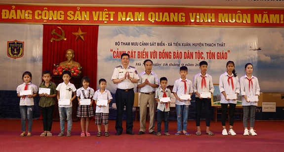 Canh_sat_bien_voi_dong_bao_dan_toc__ton_giao