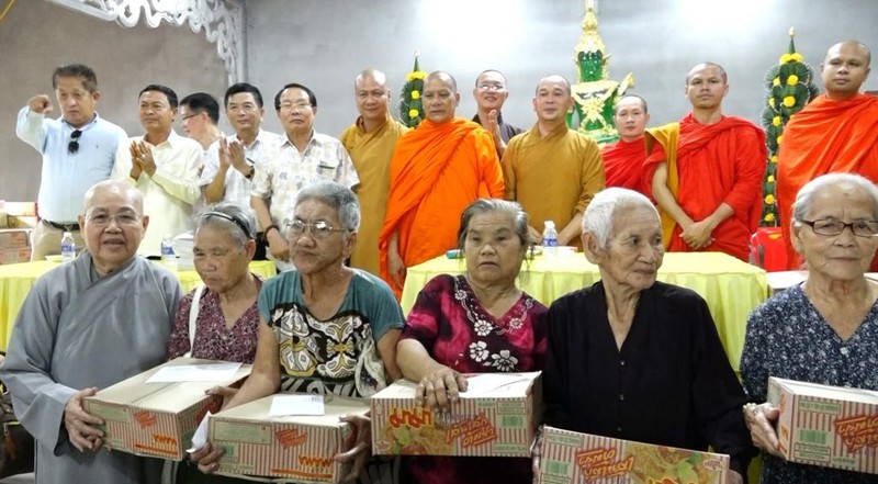 Tang_1_000_suat_qua_cho_nguoi_dan_vung_lu_o_Champasac__Lao_