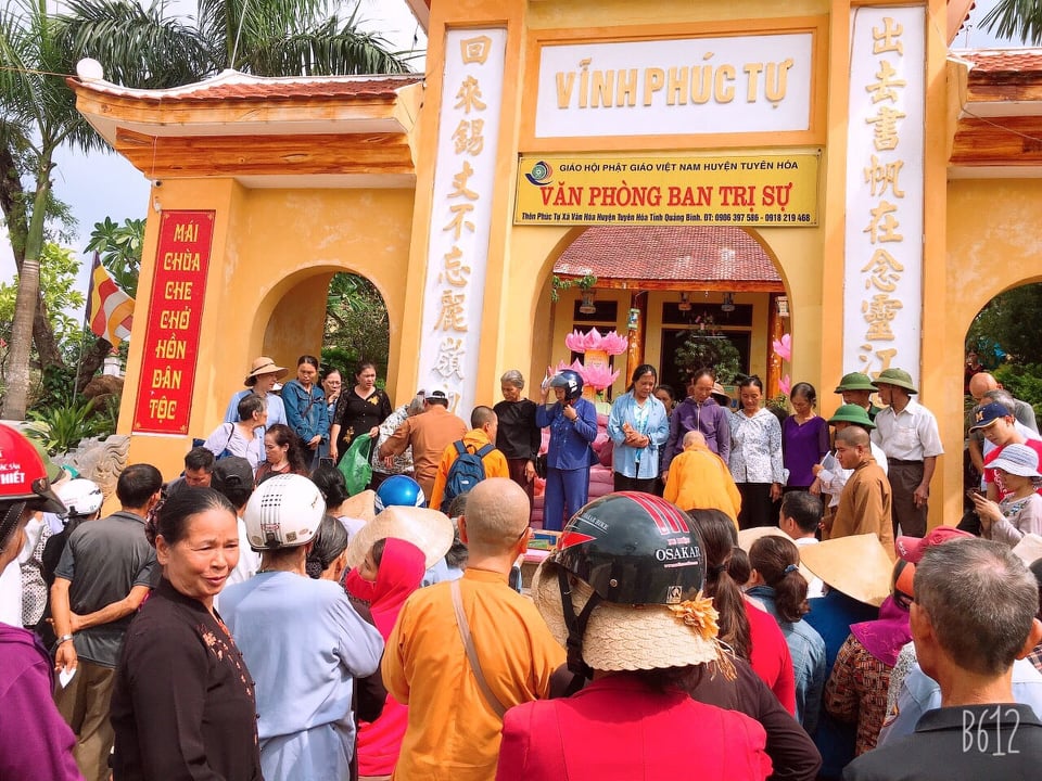 Tinh_xa_Ngoc_Co__Da_Nang_phoi_hop_voi_Phat_giao_huyen_Tuyen_Hoa__Quang_Binh_trao_qua_cho_dong_bao_vung_lu_tinh_Quang_Binh