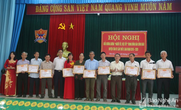 Bieu_duong_guong__Nguoi_tot__viec_tot__trong_dong_bao_Cong_giao_Tan_Ky__Nghe__An