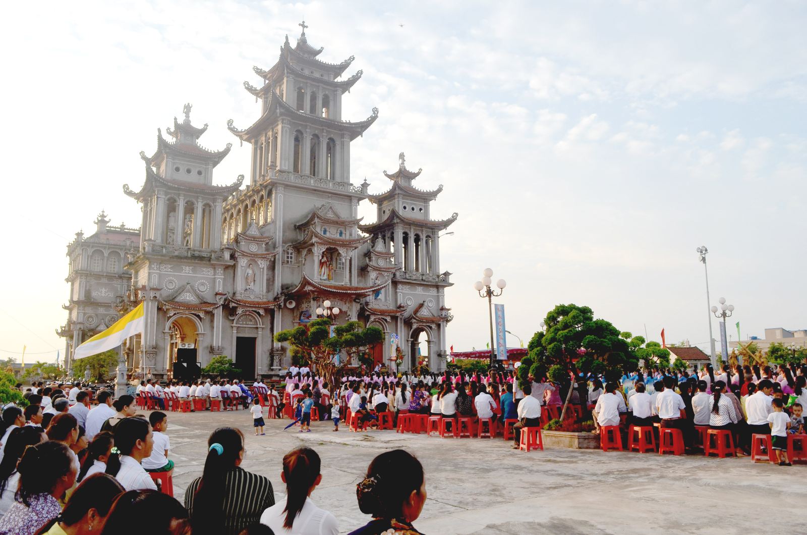 Bon___dep___trong_dong_bao_Cong_giao_Nam_Dinh