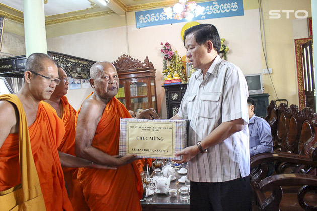 Soc_Trang_tham__chuc_mung_Ban_Thuong_truc_Hoi_Doan_ket_su_sai_yeu_nuoc_tinh_nhan_dip_Le_Sene_Dolta