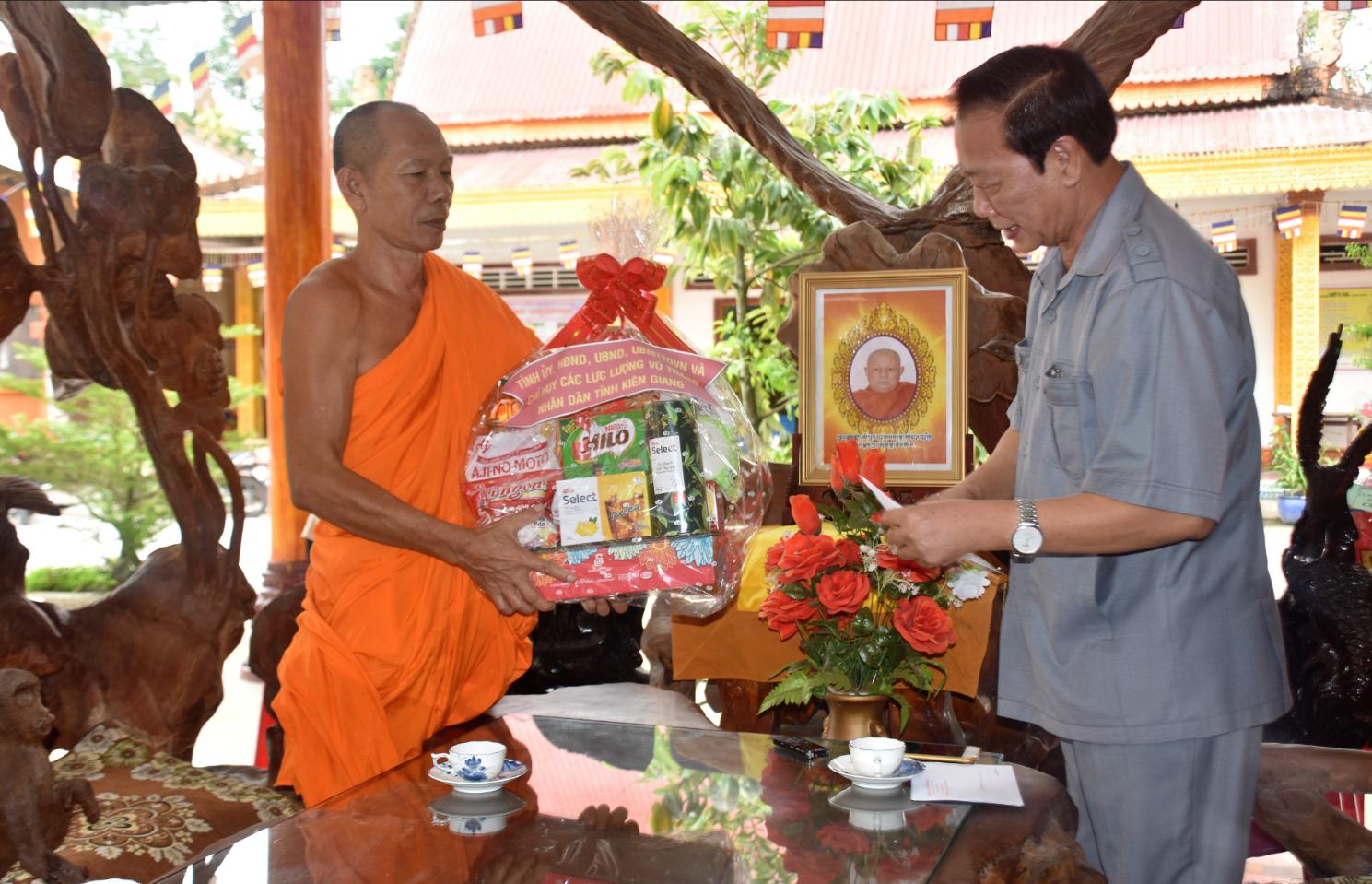 Lanh_dao_tinh_Kien_Giang_chuc_mung_le_Sene_Dolta_co_tuyen_cua_dong_bao_dan_toc_Khmer_nam_2019