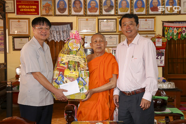 Cong_an_tinh_Soc_Trang_tham__tang_qua_cac_chua_Khmer_TX__Vinh_Chau