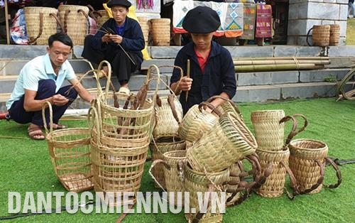 Cac_hoat_dong_thang_10_chu_de__Mua_ve_qua_nhung_sac_hoa__tai_Lang_Van_hoa___Du_lich_cac_dan_toc_Viet_Nam