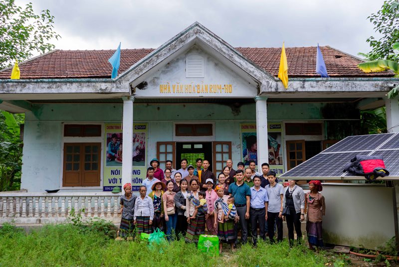 Chua_Hoang_Phuc__tinh_Quang_Binh_trao_qua_cho_dong_bao_Bru___Van_Kieu