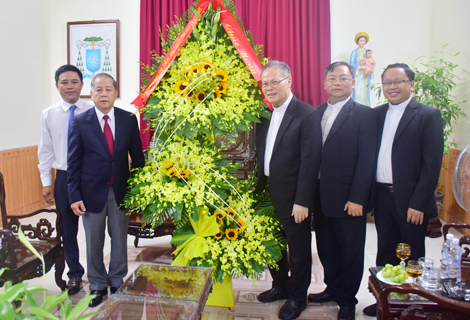 Lanh_dao_tinh_Thua_Thien___Hue_chuc_mung_Chu_tich_Hoi_dong_Giam_muc_Viet_Nam_Giuse_Nguyen_Chi_Linh