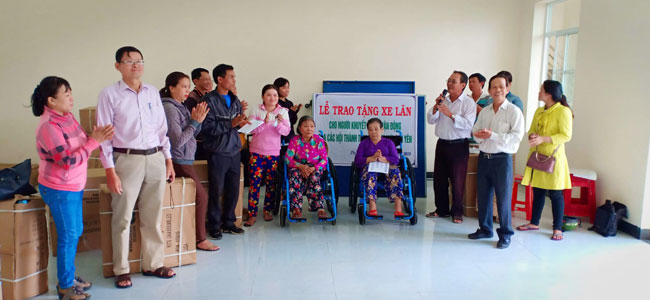 Hoi_thanh_Tin_Lanh_Tuy_Hoa__tinh_Phu_Yen_tang_xe_lan_cho_nguoi_ngheo_khuyet_tat
