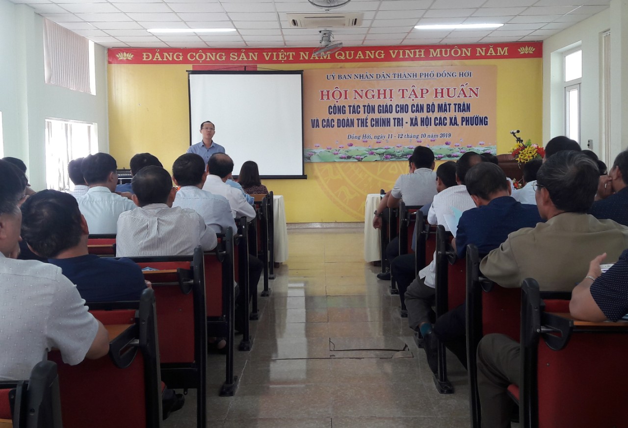 Thanh_pho_Dong_Hoi_tap_huan_cong_tac_ton_giao_cho_can_bo_Mat_tran_va_to_chuc_doan_the_tren_dia_ban