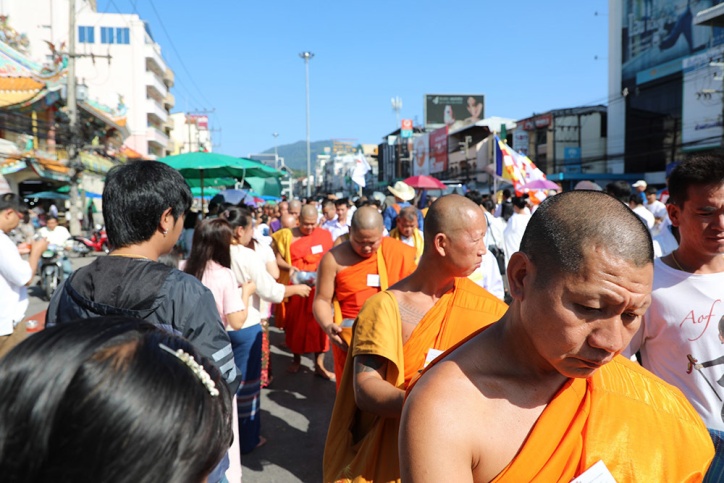 Nhung_chiec_xe_tai_cho_day_banh_keo__do_kho_de_phuc_vu_viec_cung_duong_cho_cac_nha_su_di_khat_thuc_xuyen_bien_gioi