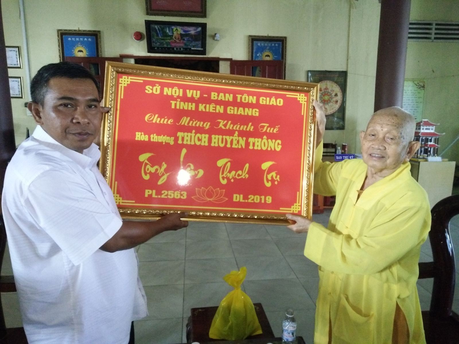 Ban_Ton_giao_tinh_Kien_Giang_chuc_mung_Khanh_tue_cac_vi_cao_tang_Phat_giao