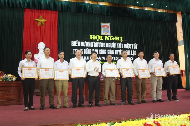 Huyen_Nghi_Loc__Nghe_An_bieu_duong___Guong_nguoi_tot__viec_tot___trong_dong_bao_Cong_giao
