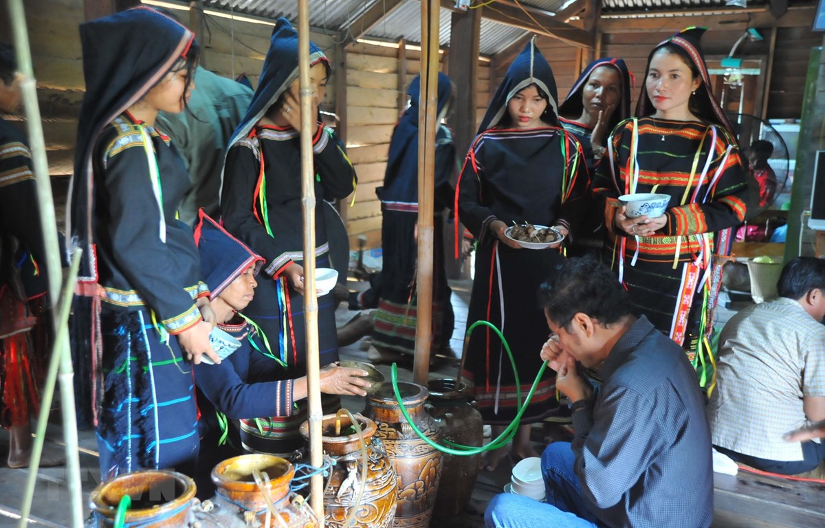 Phuc_dung_nghi_thuc__nghi_le_cung_ben_nuoc_cua_dong_bao_J_rai