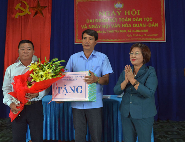 Lanh_dao_tinh_Quang_Binh_du__Ngay_hoi_Dai_doan_ket_toan_dan_toc__tai_khu_dan_cu_vung_giao