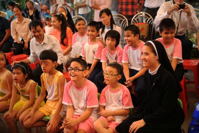 _Ngoi_nha_chung__cua_tre_khiem_thi