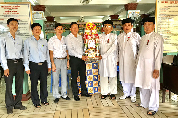 Lanh_dao_Uy_ban_MTTQVN_tinh_Do_ng_Nai_tham_va_chuc_mung_cac_chuc_sac_dao_Cao_Dai