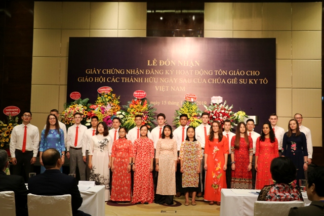 Dai_dien_Ban_Ton_giao_Chinh_phu_trao_Giay_chung_nhan_dang_ky_hoat_dong_ton_giao_cho_Giao_hoi_cac_Thanh_huu_Ngay_sau_cua_Chua_Gie_su_Ky_to_Viet_Nam