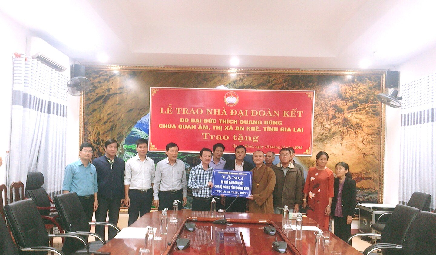 Doan_tu_thien_chua_Quan_Am__tinh_Gia_Lai__trao_tang_10_can_nha_Dai_doan_ket_cho_ho_ngheo_tinh_Quang_Binh