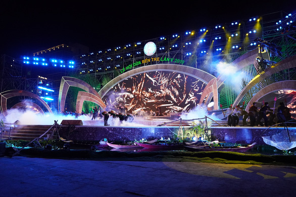 Hang_chuc_ngan_nguoi_tham_du_Le_hoi_dua_Ben_Tre_2019