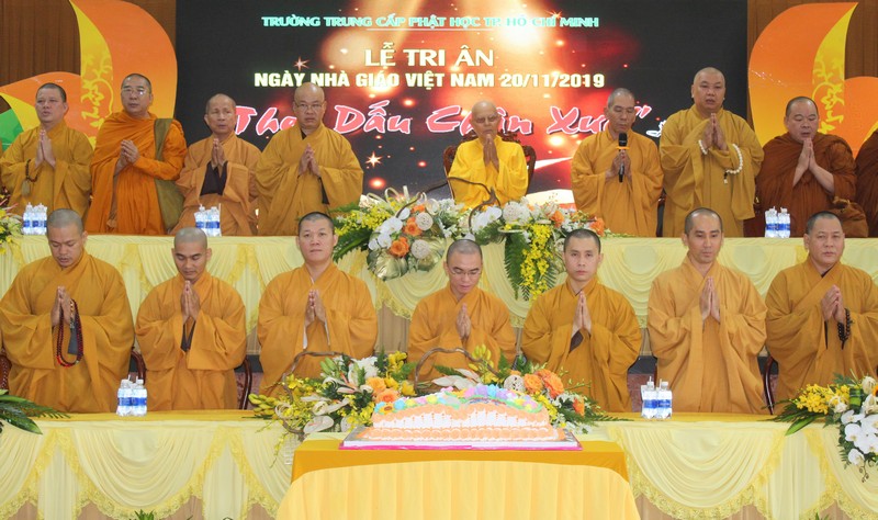 Le_tri_an_ngay_Nha_giao_Viet_Nam_20_11_tai_Truong_Trung_cap_Phat_hoc