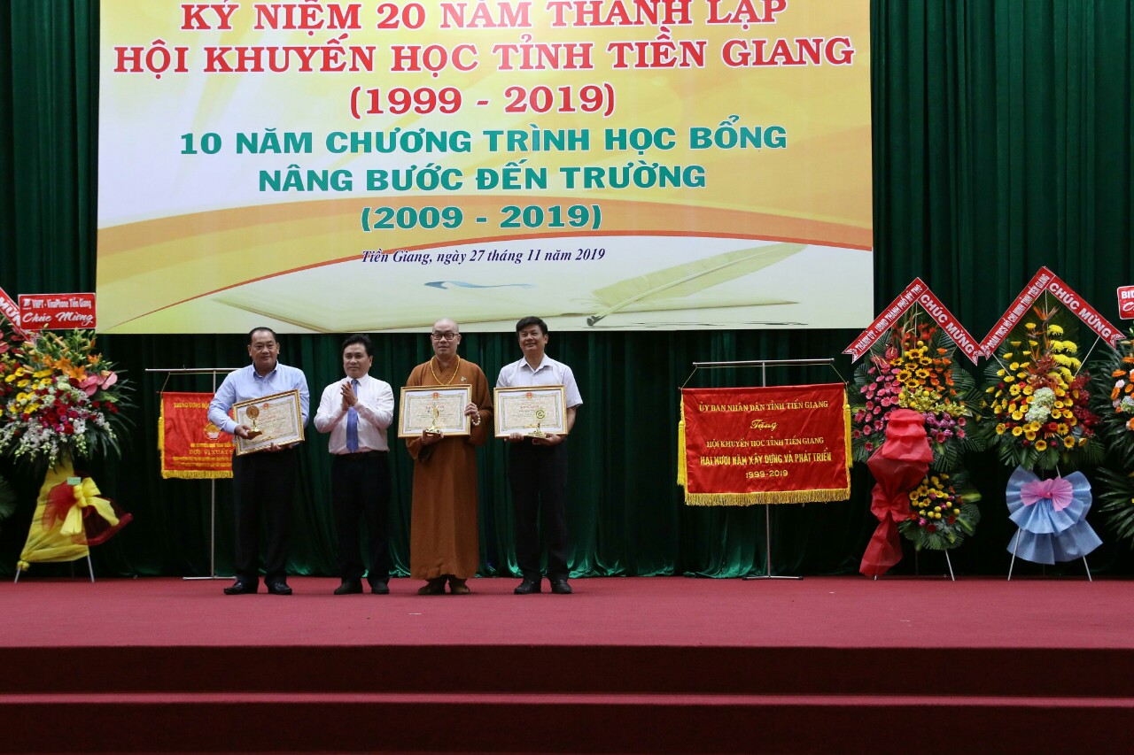 Phat_giao_Tien_Giang_ung_ho_gan_900_trieu_dong_de_khuyen_hoc__khuyen_tai