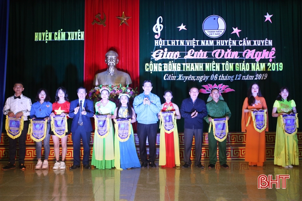 An_tuong_dem_van_nghe_cong_dong_thanh_nien_ton_giao_o_Cam_Xuyen