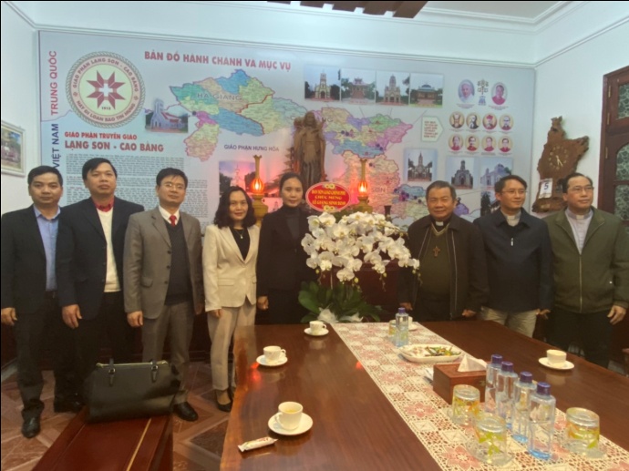 Lanh_dao_Ban_Ton_giao_Chinh_phu_tham_va_chuc_mung_Giang_sinh_Giao_phan_Lang_Son__Hung_Hoa