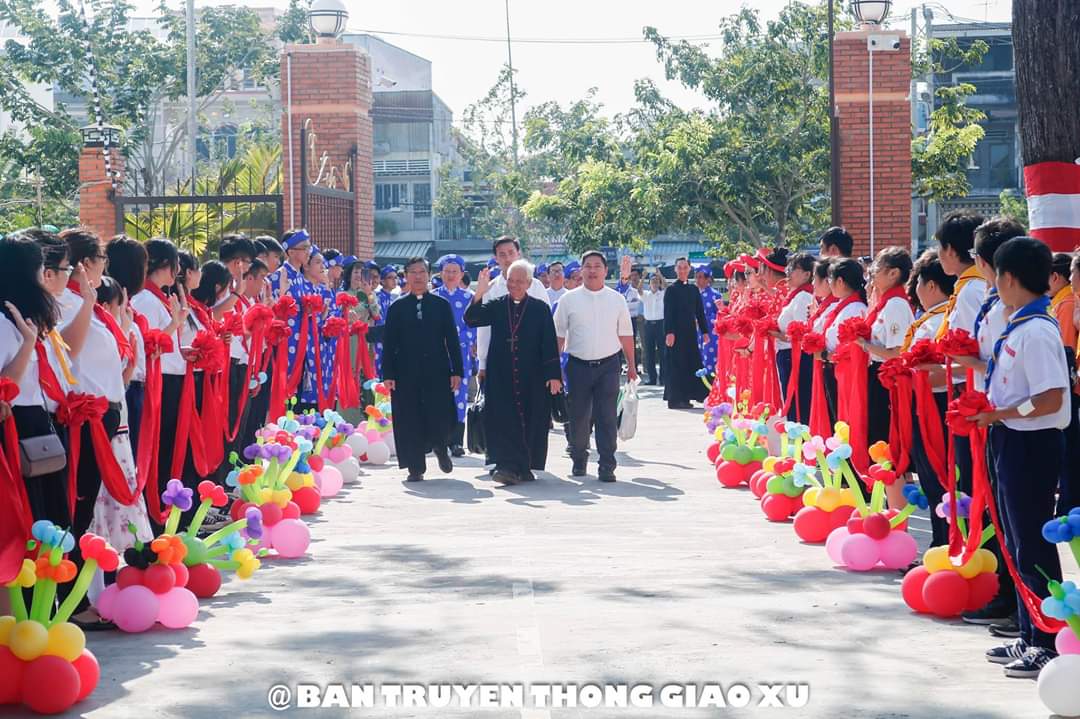 Giao_xu_Rach_Gia__tinh_Kien_Giang_ky_niem_100_nam_xay_dung_Nha_tho