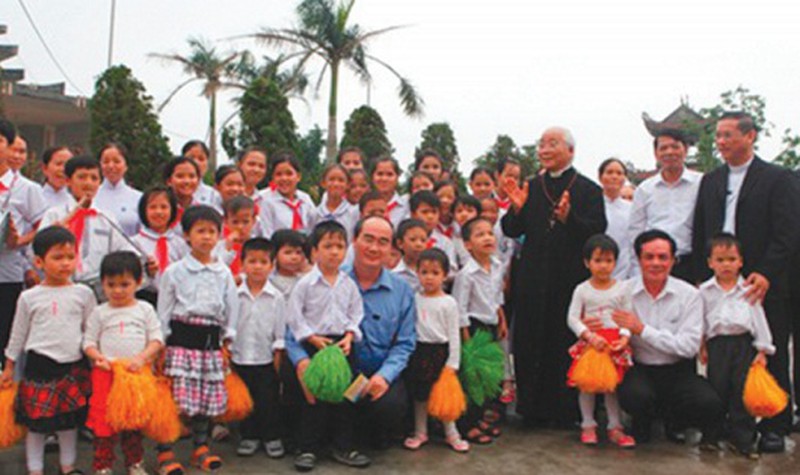 Trao_qua_cho_tre_mo_coi_tai_Co_nhi_vien_Thanh_An_Bui_Chu