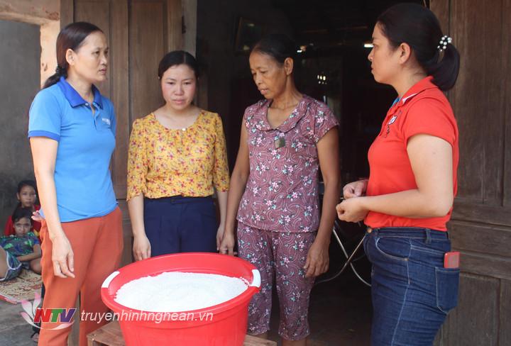Nu_can_bo_giao_dan_tan_tam_voi_phong_trao_hoi