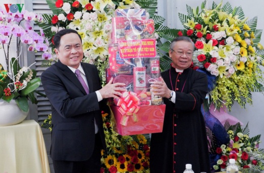 Ong_Tran_Thanh_Man_chuc_mung_Giang_sinh_tai_Giao_phan_Can_Tho