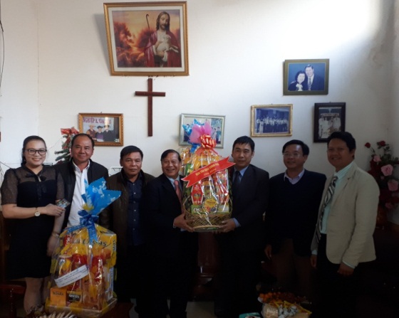 Ban_Ton_giao_Chinh_phu_chuc_mung_le_Giang_sinh_tai_tinh_Kon_Tum