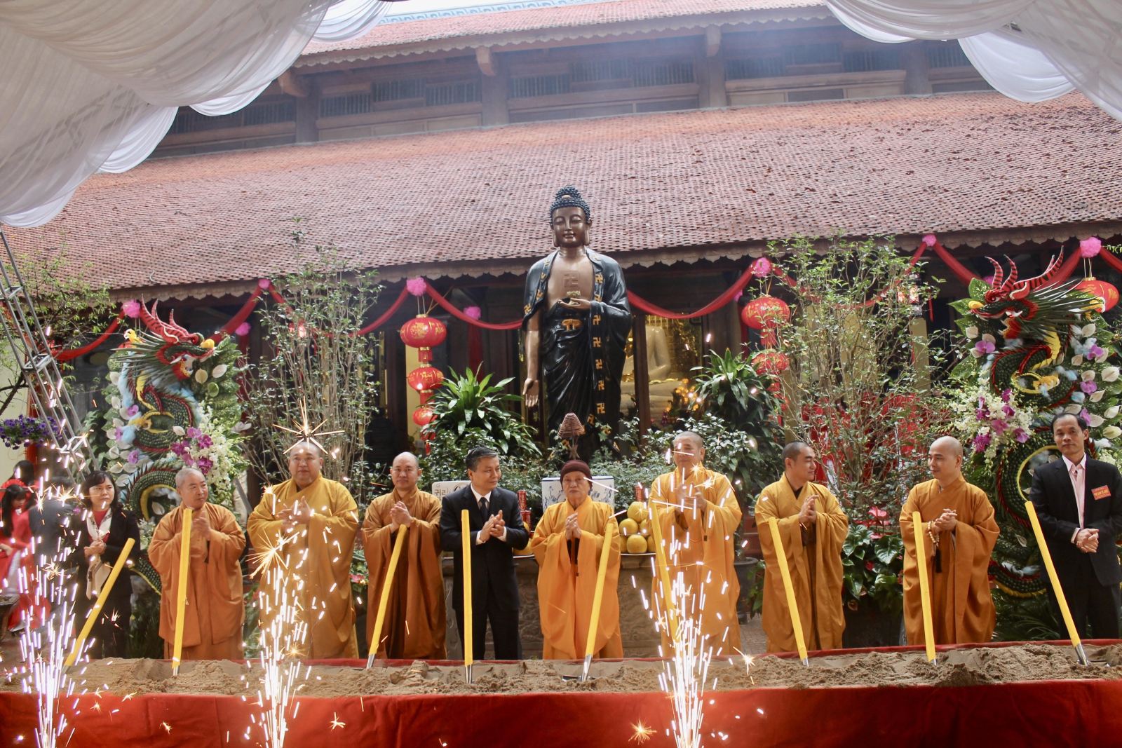 Khanh_thanh_ngoi_Dai_Bao_hung___Bao_dien_va_dong_tho_Ho_Quan_am___Tam_quan_chua_Vinh_Quang__tinh_Bac_Ninh