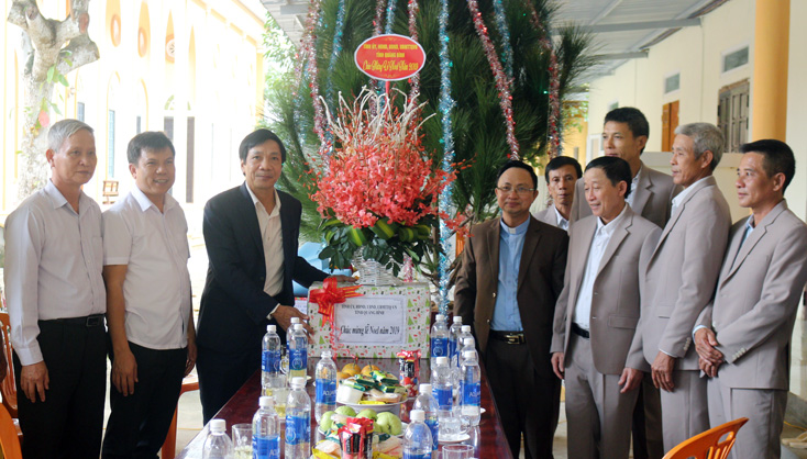Tinh_Quang_Binh_tham__chuc_mung_cac_to_chuc_Cong_giao_nhan_dip_le_Giang_sinh_2019