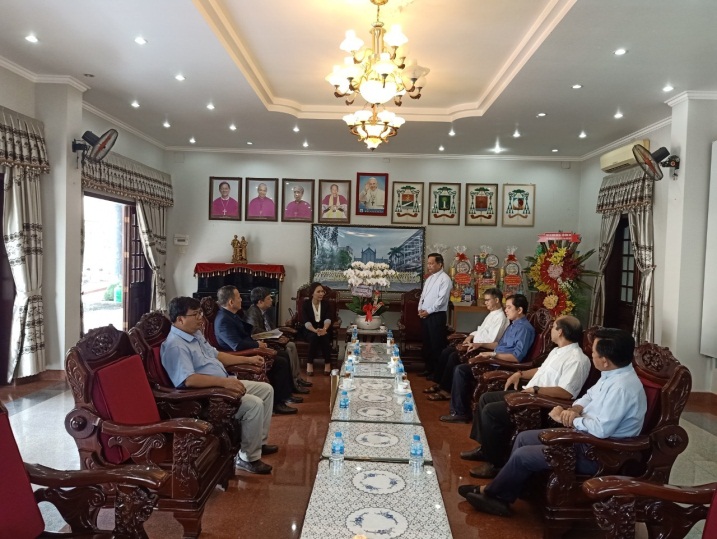Pho_Truong_ban_Ban_Ton_giao_Chinh_phu_tham__chuc_mung_Giang_sinh_Toa_Giam_muc_Long_Xuyen