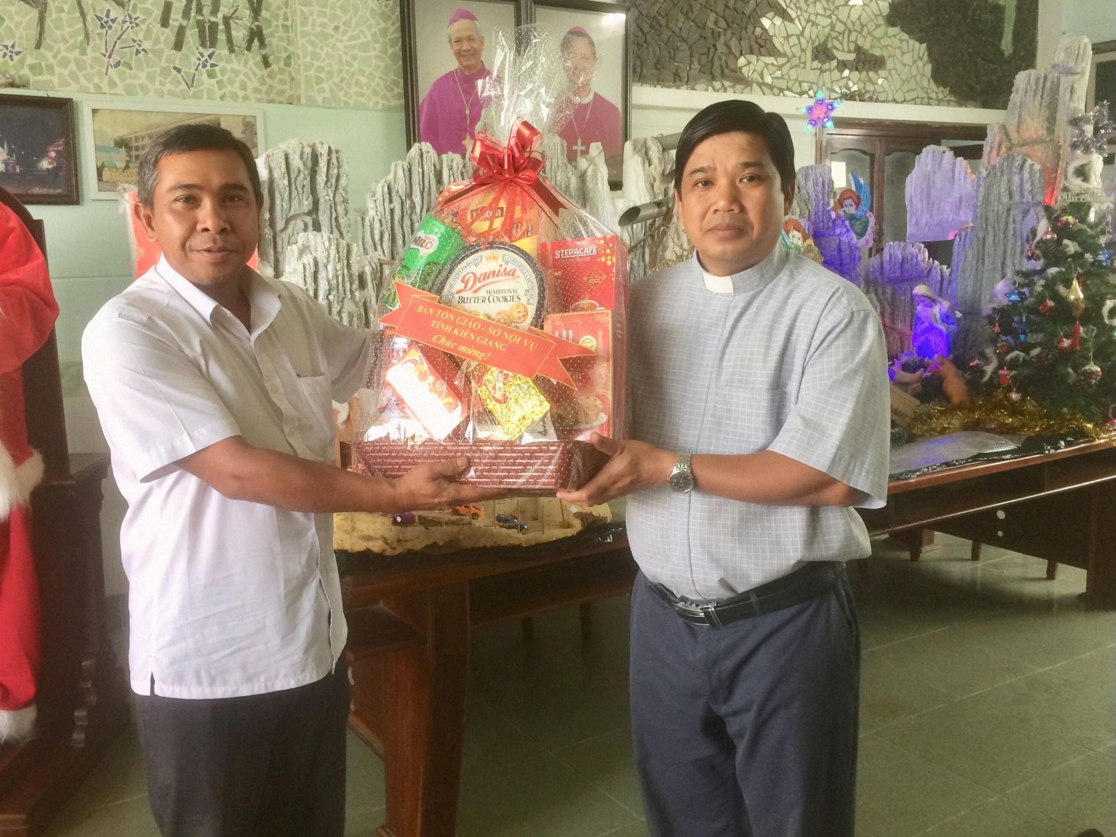 Ban_Ton_giao_tinh_Kien_Giang_tham__chu_c_mu_ng_chuc_sac_tieu_bieu_Cong_giao_va_Tin_Lanh_nhan_dip_le_Gia_ng_sinh_2019