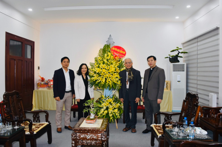 Dai_dien_Ban_Ton_giao_Chinh_phu_tham_va_chuc_mung_Giang_sinh_cac_chuc_sac_Cong_giao