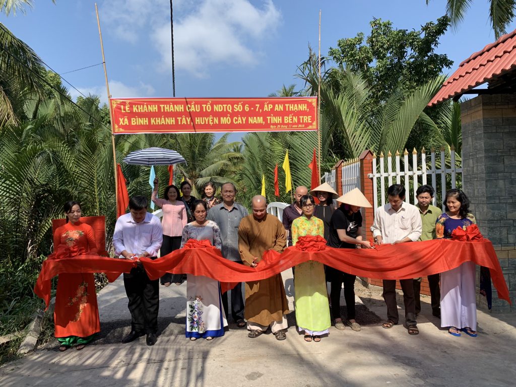 Khanh_thanh_cau_giao_thong_nong_thon_va_trao_02_mai_am_tinh_thuong_den_cac_ho_co_hoan_canh_dac_biet_kho_khan_tai_Ben_Tre