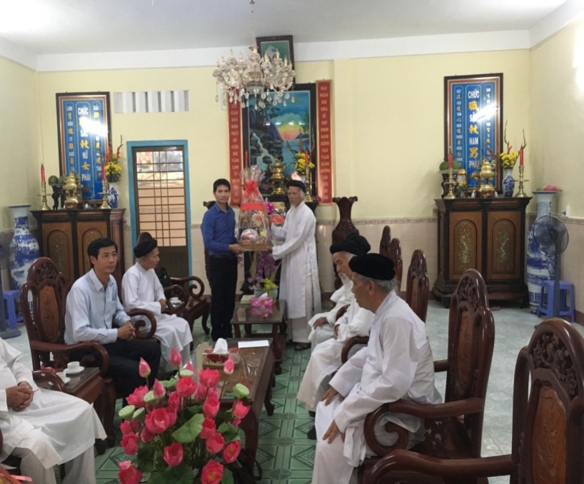 Doan_Ban_Ton_giao_Chinh_phu_tham_va_chuc_Tet_cac_Hoi_thanh_Cao_Dai