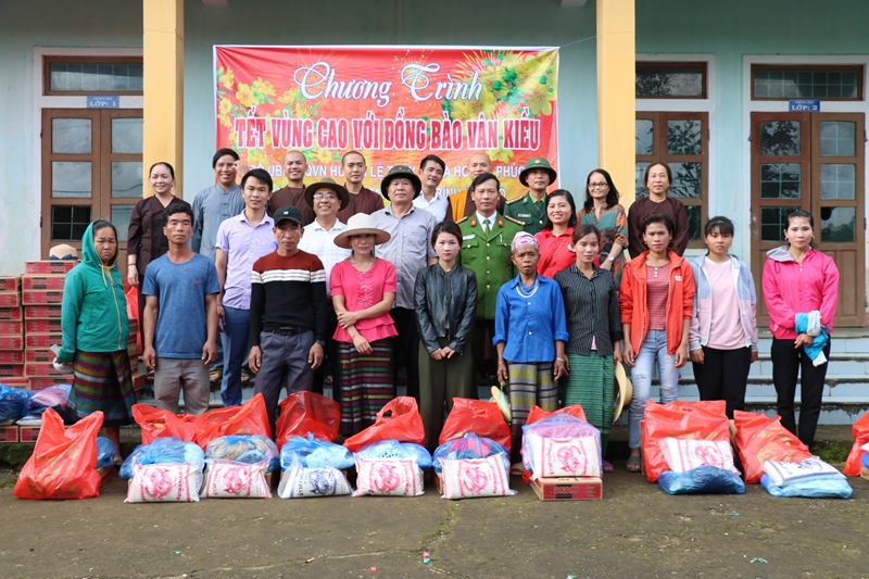 Mang_xuan_am_cho_dong_bao_ngheo_vung_cao_dip_Xuan_Canh_Ty