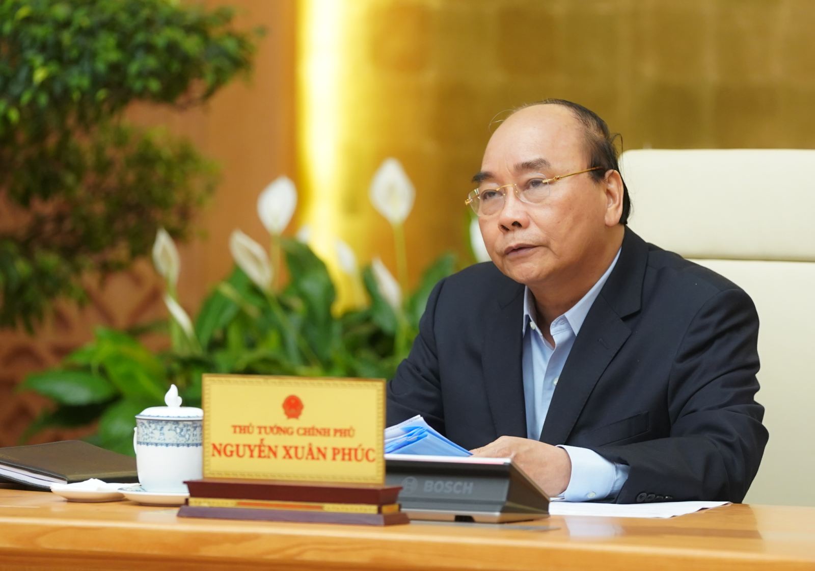 Thu_tuong_yeu_cau_dong_cua_cac_dich_vu_khong_can_thiet__de_nghi_cac_co_so_tho_tu_khong_tu_tap_dong_nguoi