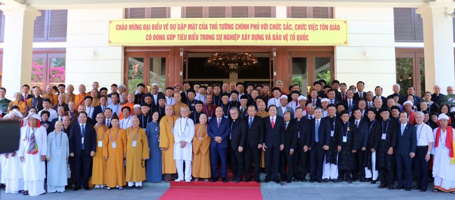 _Ban_tho_ton_giao_co_nhieu__ban_tho_To_quoc_chi_co_mot____Loi_hieu_trieu_cua_dong_bao_ton_giao_chung_suc_cung_dat_nuoc_chong__giac__Covid_19_