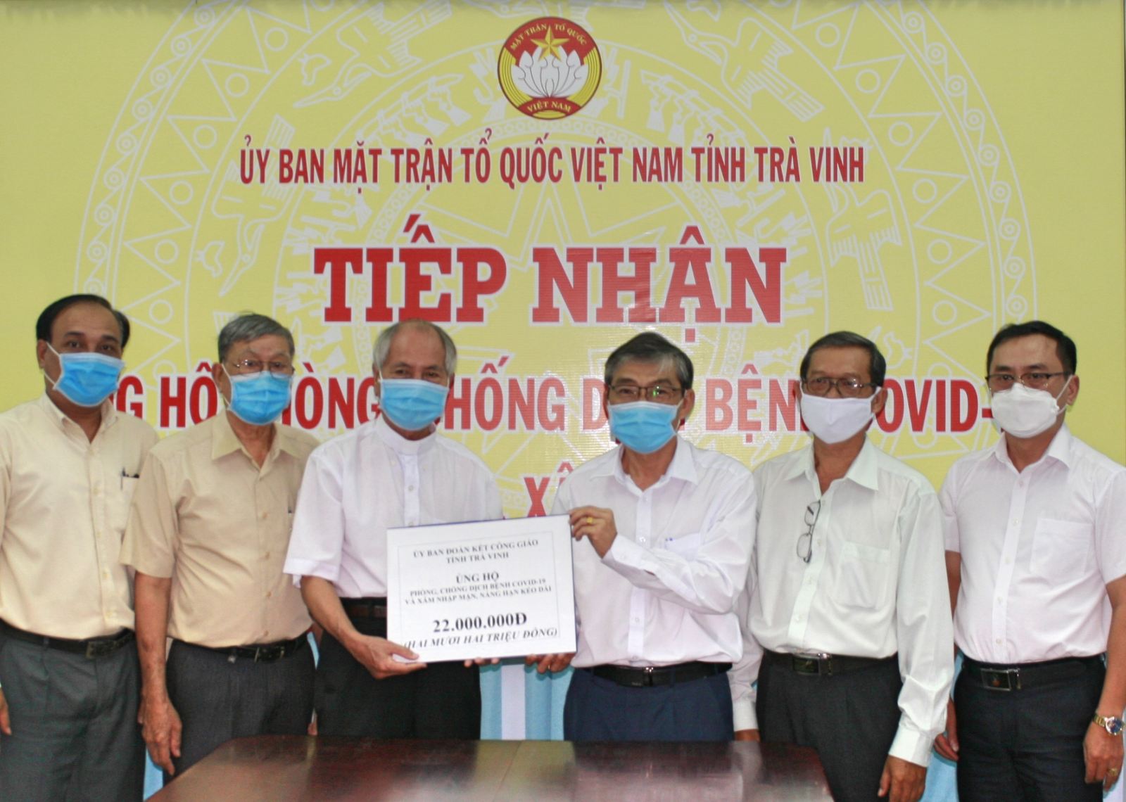 Uy_ban_Doan_ket_Cong_giao_tinh_Tra_Vinh_ung_ho_cong_tac_phong__chong_dich_Covid_19