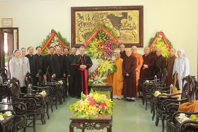 Chuc_sac_Cong_giao_tham_va_chuc_mung_Phat_dan_Giao_hoi_Phat_giao_Viet_Nam