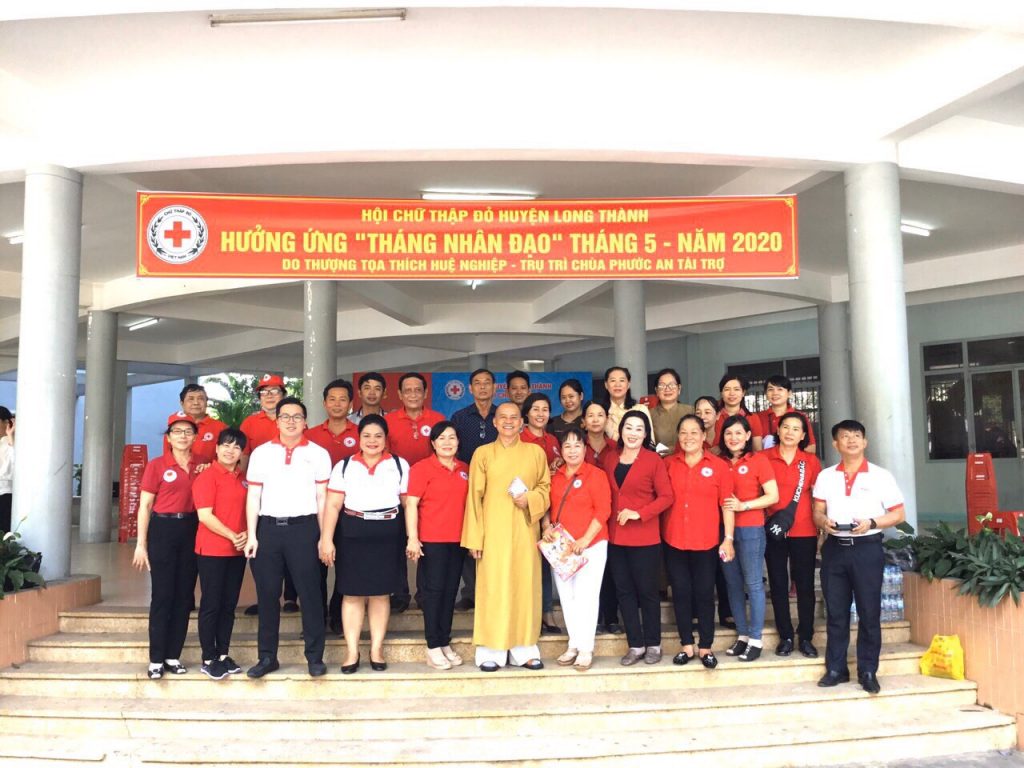 Chua_Phuoc_An__tinh_Dong_Nai_trao_200_phan_qua_cho_nguoi_ngheo