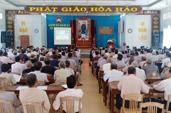 Pho_bien_phap_luat_cho_chuc_viec__tin_do_Phat_giao_Hoa_Hao_tinh_An_Giang