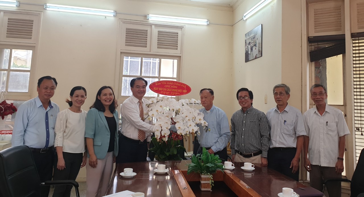 Truong_ban_Ban_Ton_giao_Chinh_phu_tham__chuc_mung_Toa_soan_Bao_Cong_giao_va_Dan_toc