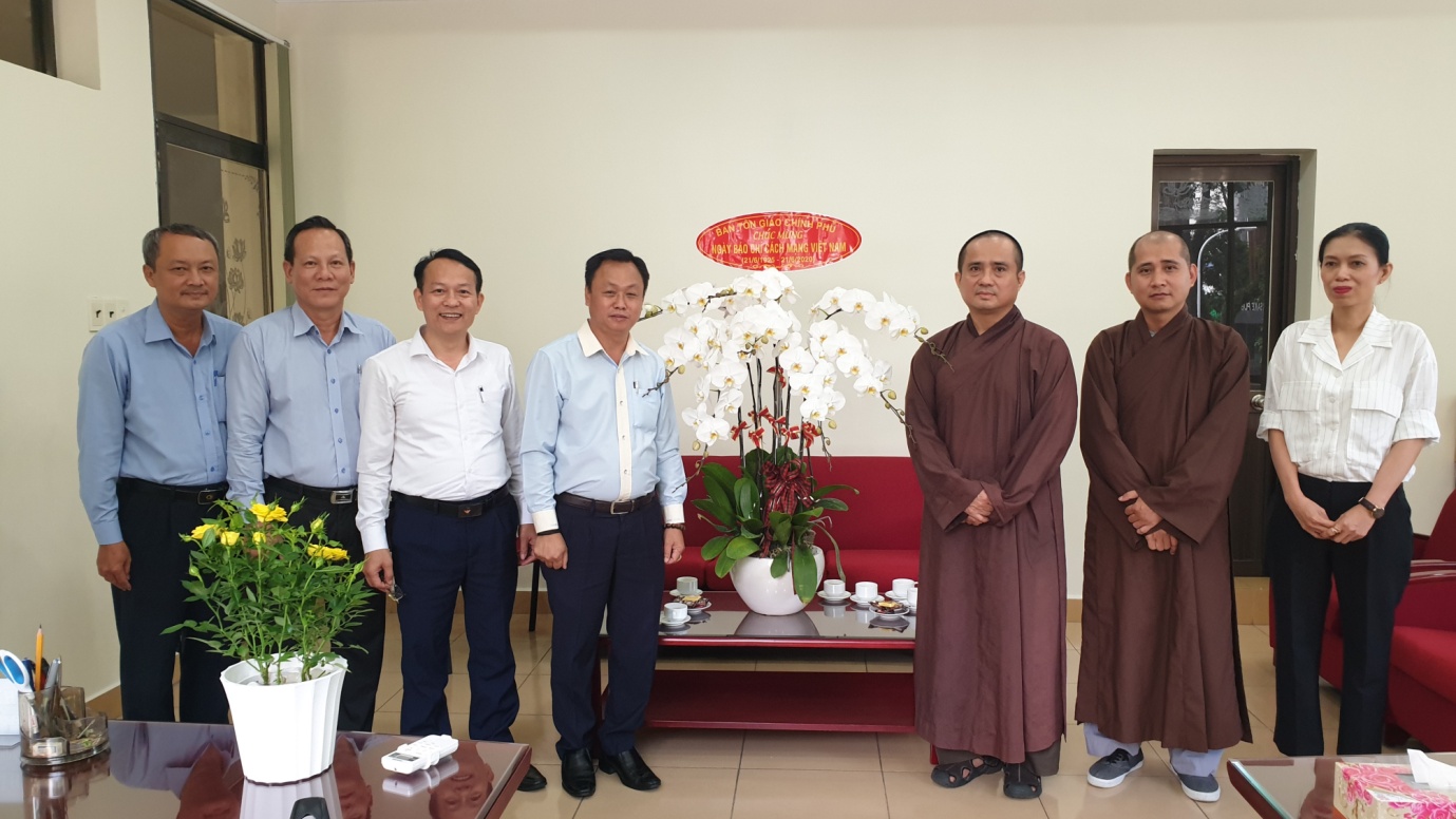 Vu__Cong_ta_c_ton_gia_o_phi_a_Nam_Ban_Ton_giao_Chinh_phu_tham_chuc_mung_Toa_soan_Bao_Gia_c_Ngo_