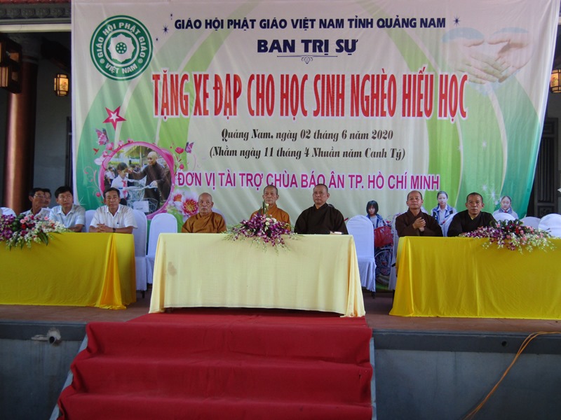 Phat_giao_tinh_Quang_Nam_tang_50_xe_dap_cho_hoc_sinh_ngheo_hieu_hoc